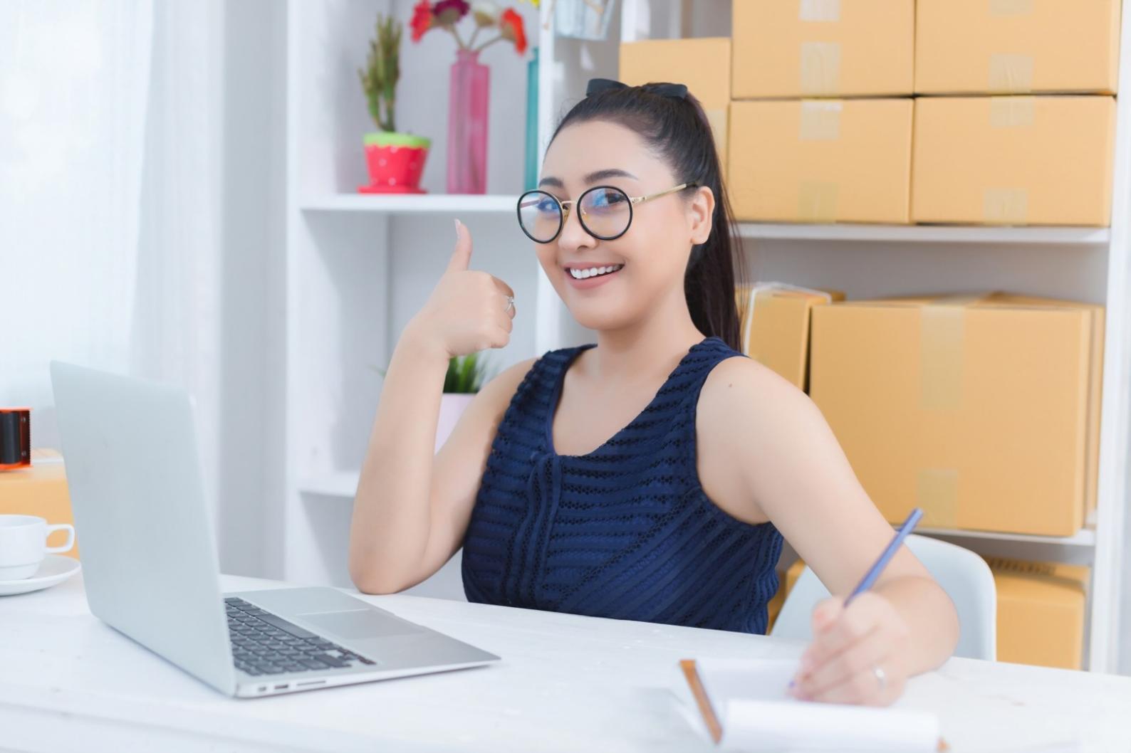 Bureau moderne d'expertise comptable avec équipement professionnel